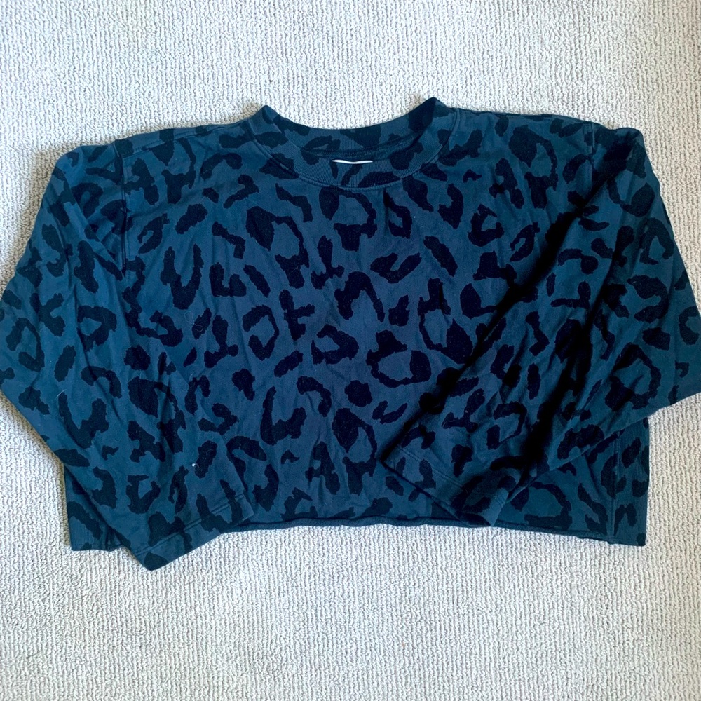 Velvet By Graham & Spencer Cropped Sweatshirt in Navy Leopard